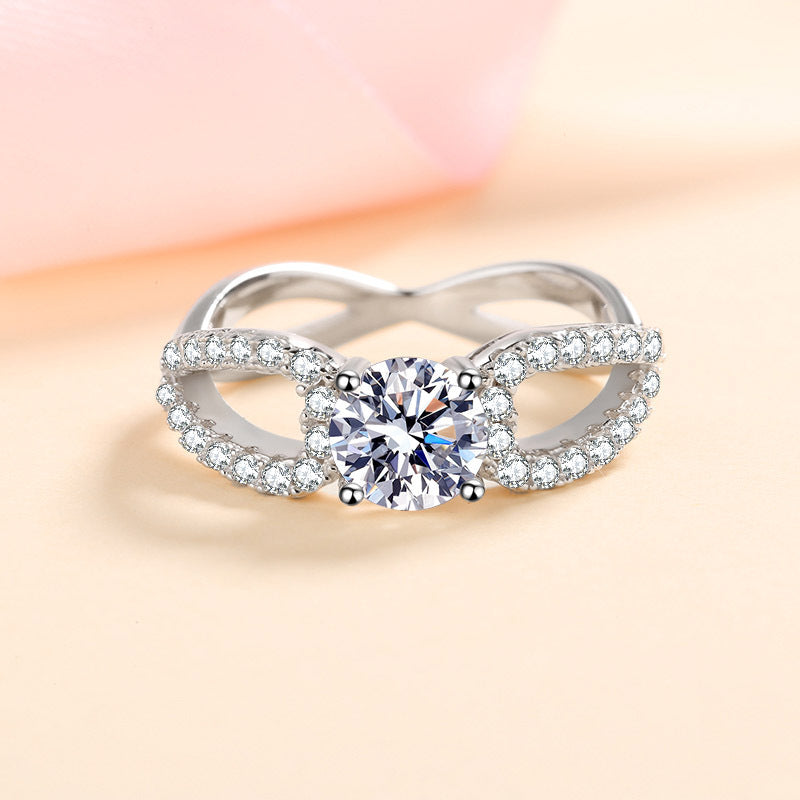 Round cut Moissanite Ring in 925 Sterling Silver 1ct