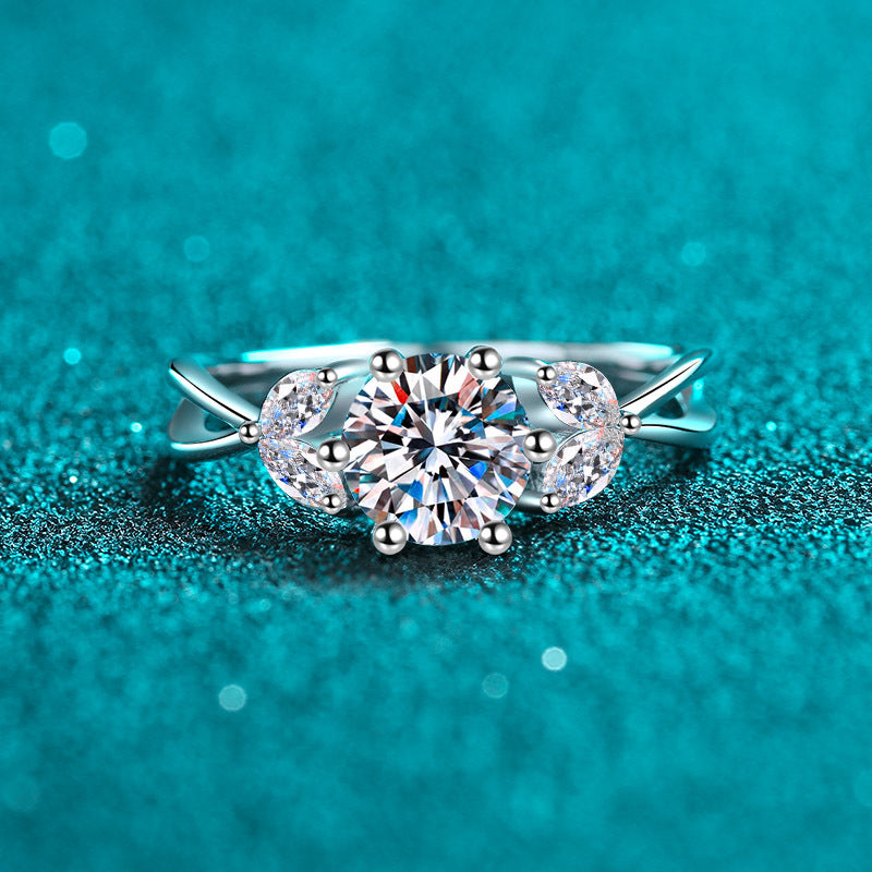 Round cut Moissanite Ring in 925 Sterling Silver 1ct