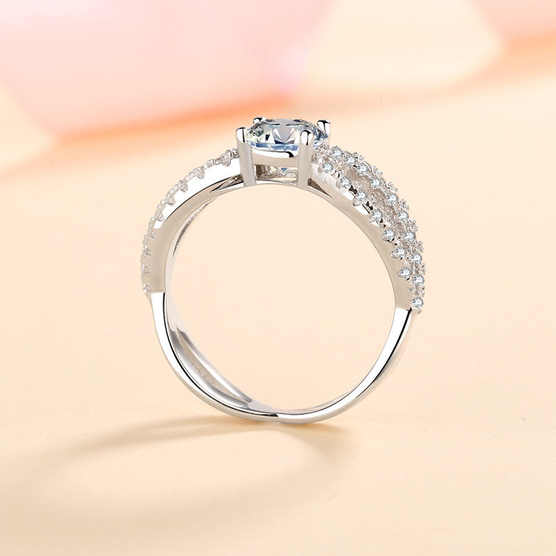 Round cut Moissanite Ring in 925 Sterling Silver 1ct
