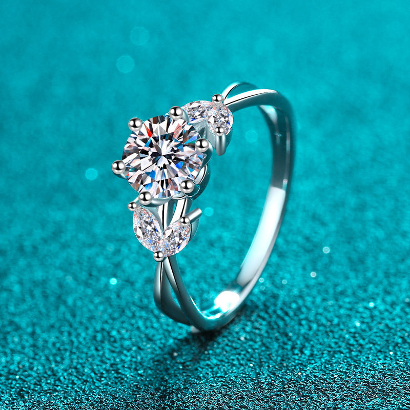 Round cut Moissanite Ring in 925 Sterling Silver 1ct