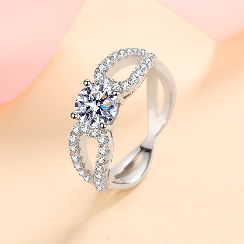 Round cut Moissanite Ring in 925 Sterling Silver 1ct