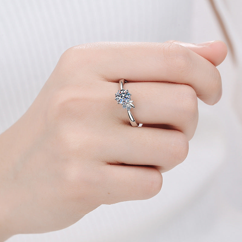 Round cut Moissanite Ring in 925 Sterling Silver 0.8ct