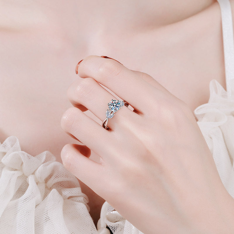 Round cut Moissanite Ring in 925 Sterling Silver 1ct