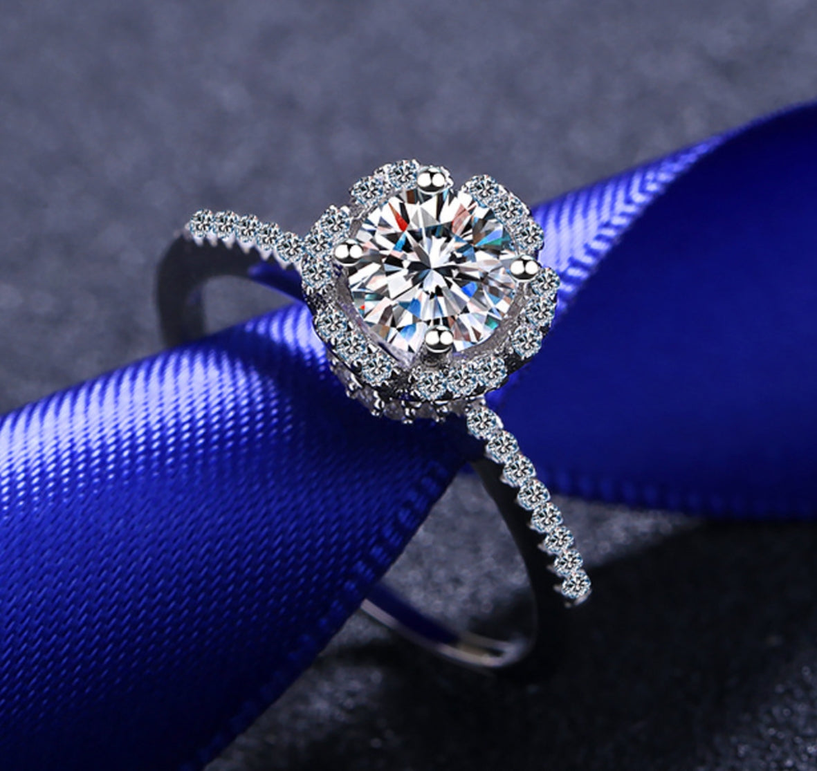 Round cut Moissanite Ring in 925 Sterling Silver 0.8ct