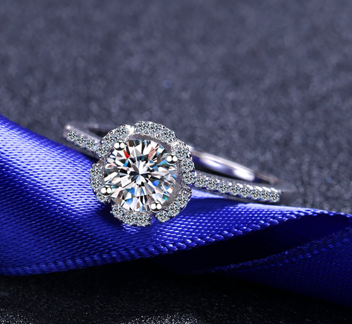 Round cut Moissanite Ring in 925 Sterling Silver 0.8ct