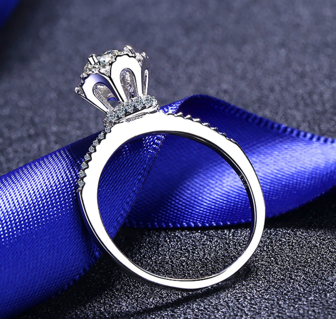 Round cut Moissanite Ring in 925 Sterling Silver 0.8ct