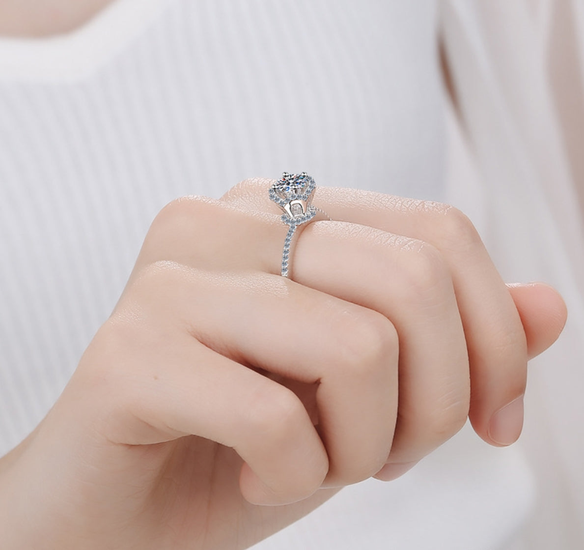 Round cut Moissanite Ring in 925 Sterling Silver 0.8ct