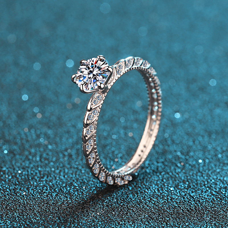 Round cut Moissanite Ring in 925 Sterling Silver 1ct