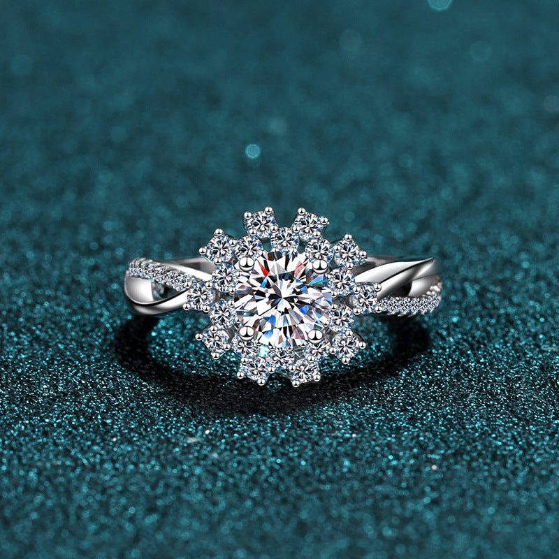 Round cut Moissanite Ring in 925 Sterling Silver 0.8ct