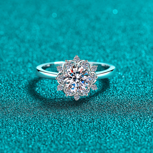 Round cut Moissanite Ring in 925 Sterling Silver 1ct