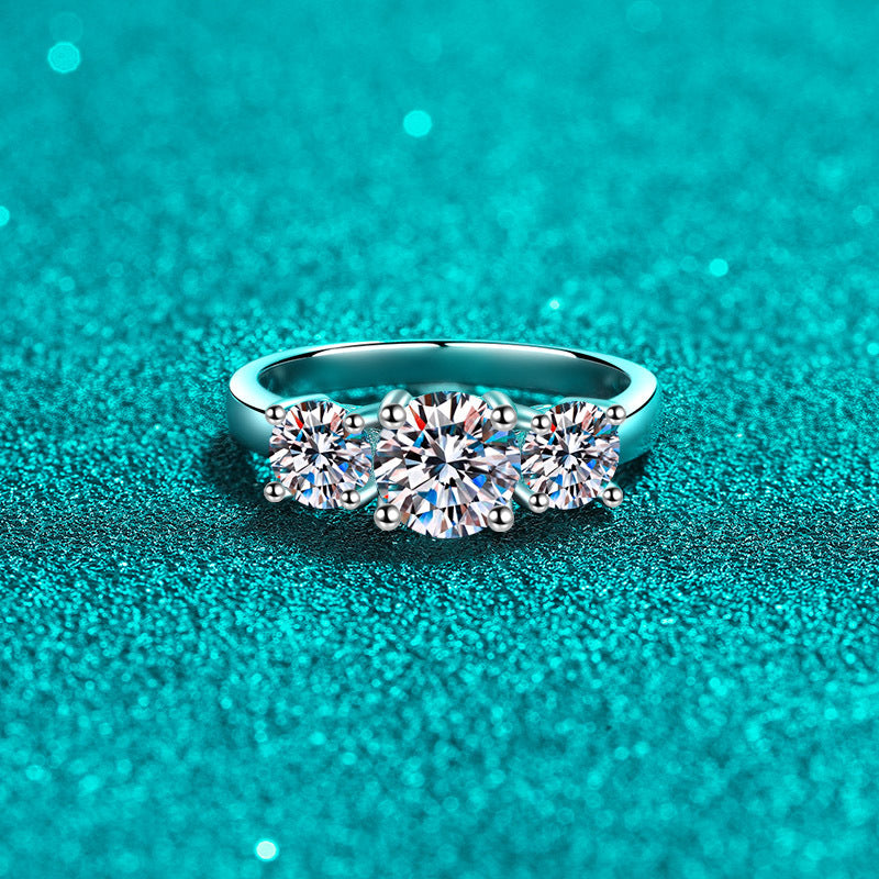 Round cut Moissanite Ring in 925 Sterling Silver 2ct