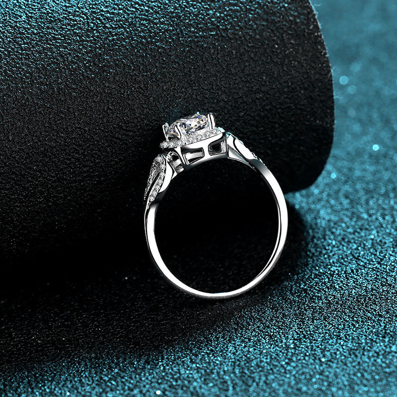 Round cut Moissanite Ring in 925 Sterling Silver 1ct