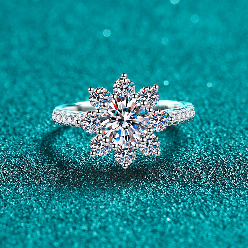 Round cut Moissanite Ring in 925 Sterling Silver 1ct