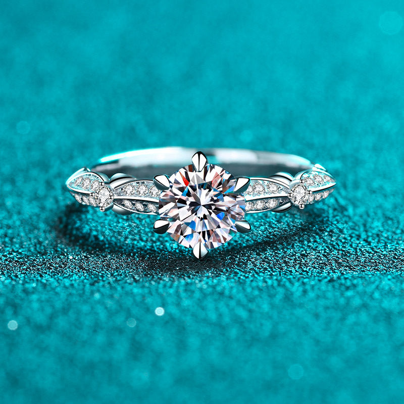 Round cut Moissanite Ring in 925 Sterling Silver 1ct