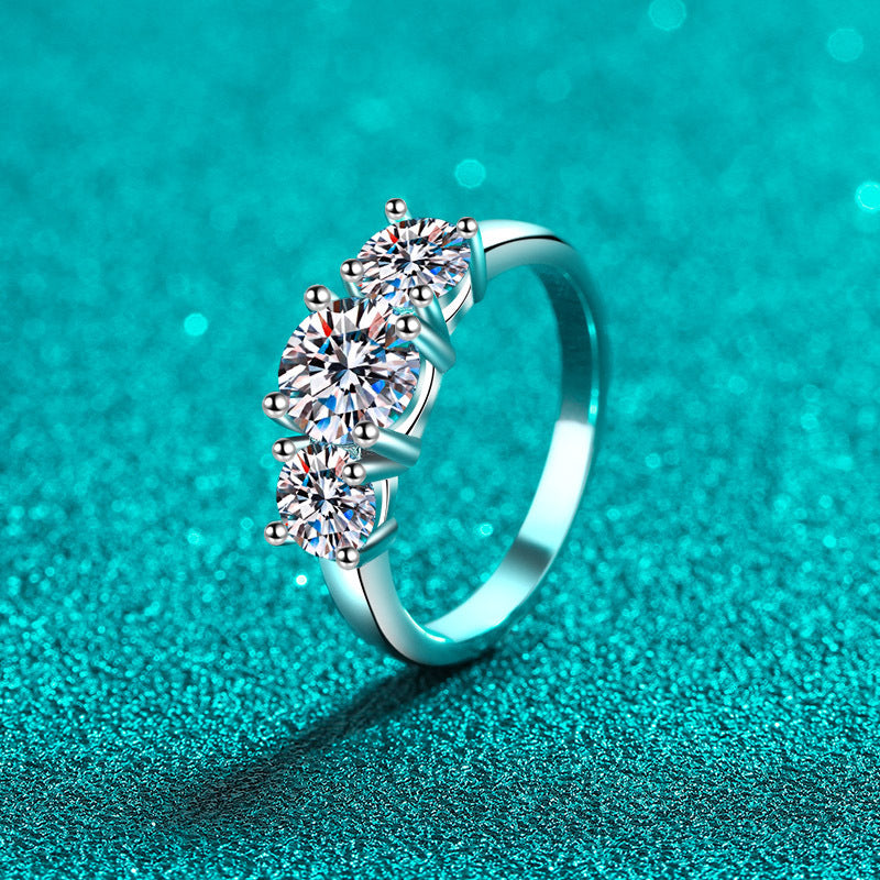 Round cut Moissanite Ring in 925 Sterling Silver 2ct