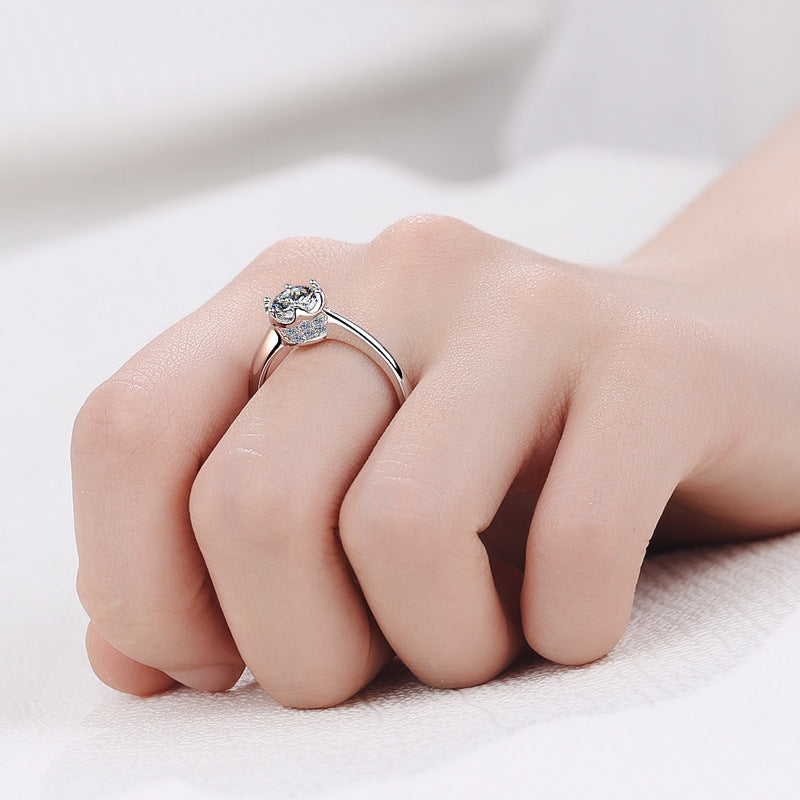 Round cut Moissanite Ring in 925 Sterling Silver 1ct