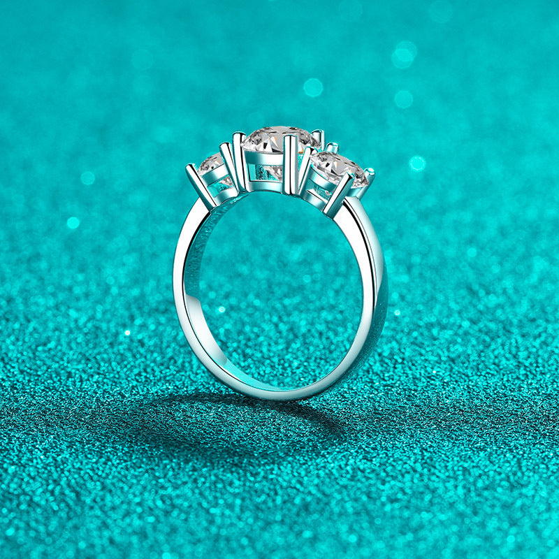 Round cut Moissanite Ring in 925 Sterling Silver 2ct