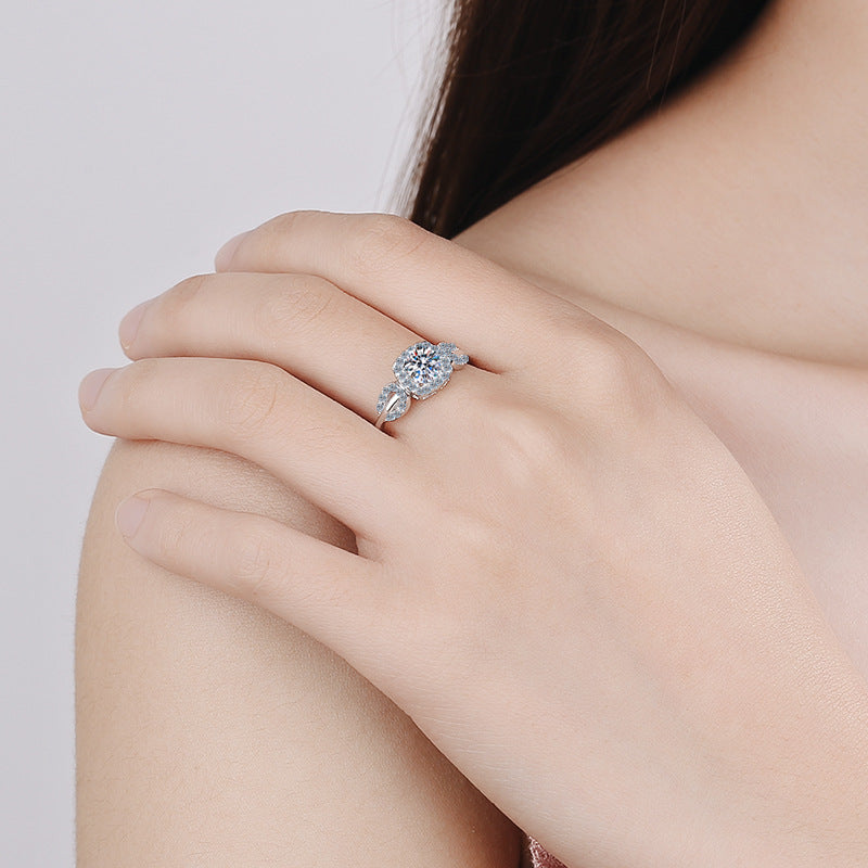 Round cut Moissanite Ring in 925 Sterling Silver 1ct