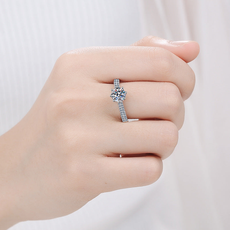 Round cut Moissanite Ring in 925 Sterling Silver 1ct