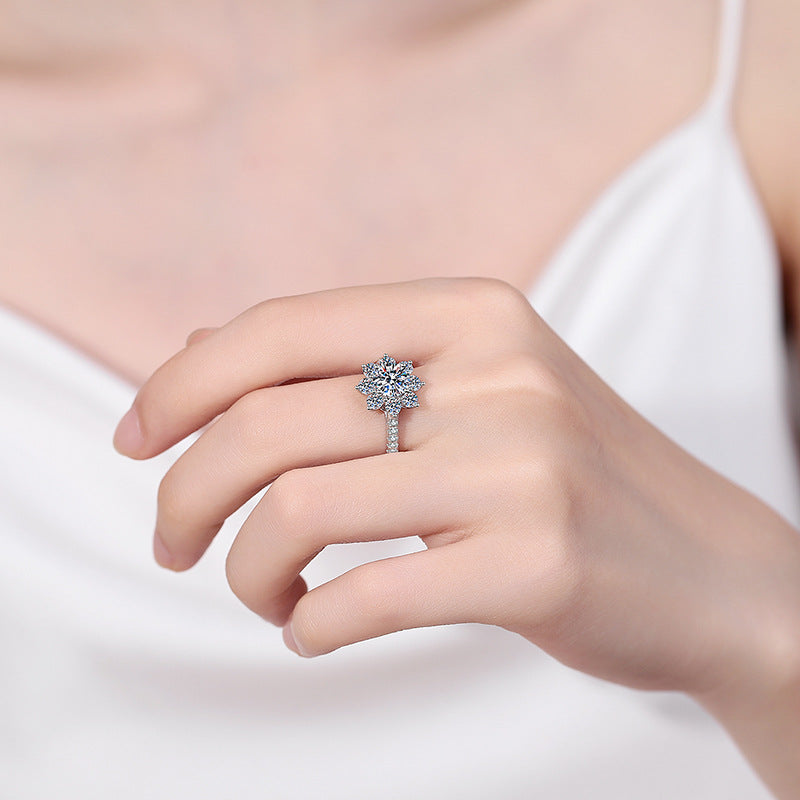 Round cut Moissanite Ring in 925 Sterling Silver 1ct