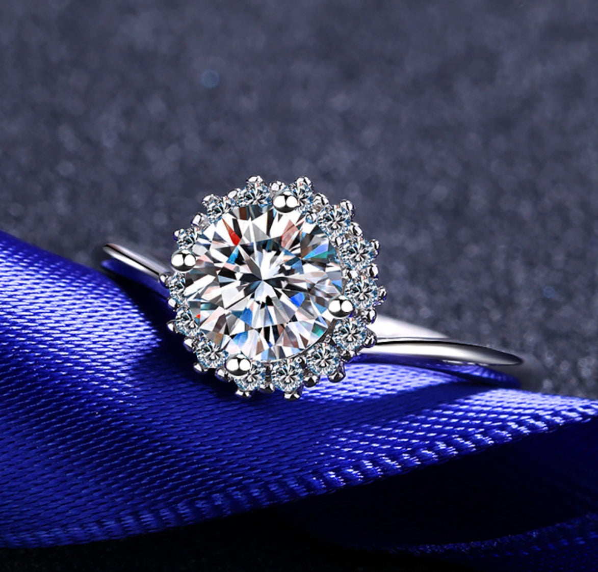 Round cut Moissanite Ring in 925 Sterling Silver 1ct