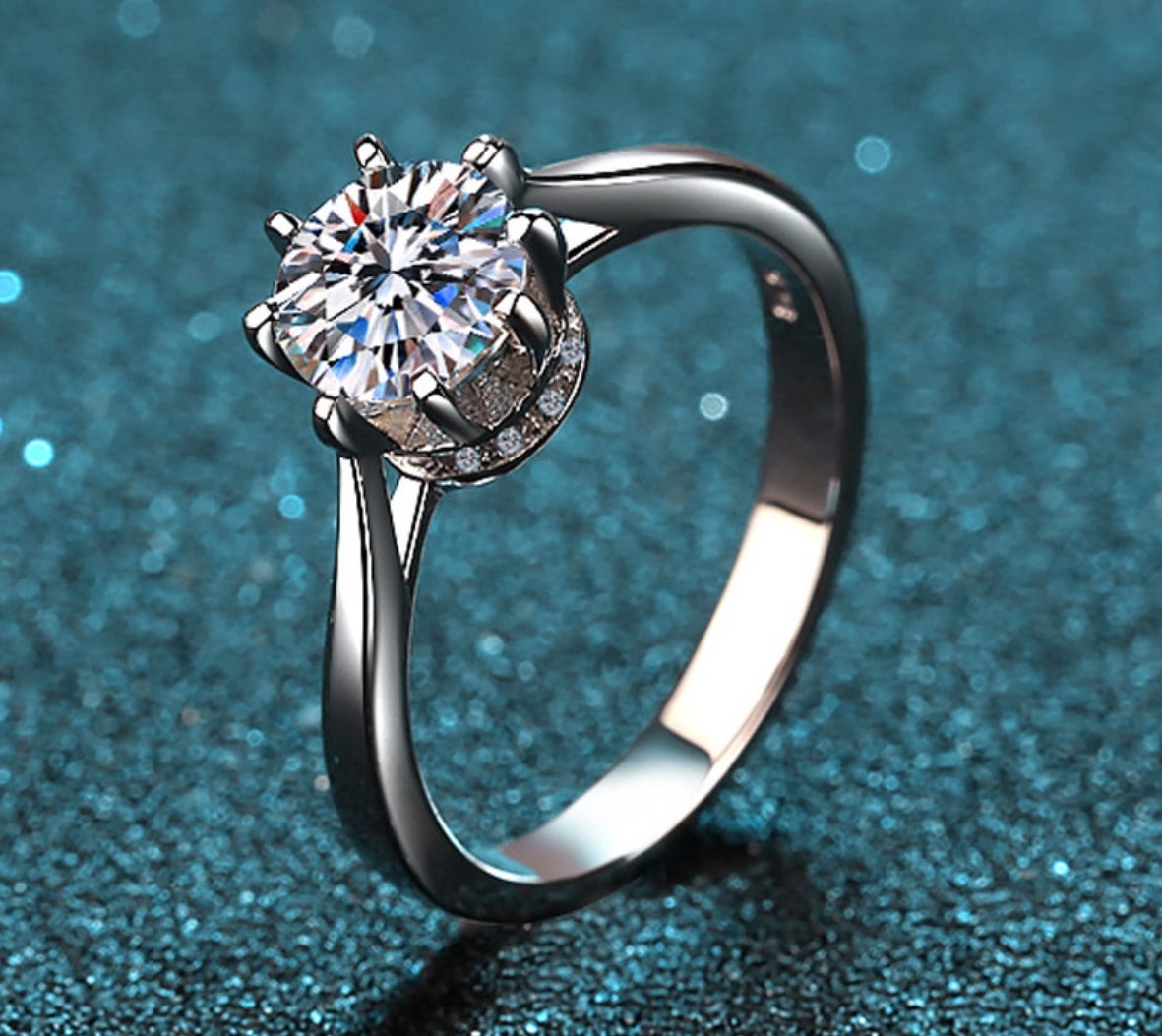 Round cut Moissanite Ring in 925 Sterling Silver 1ct