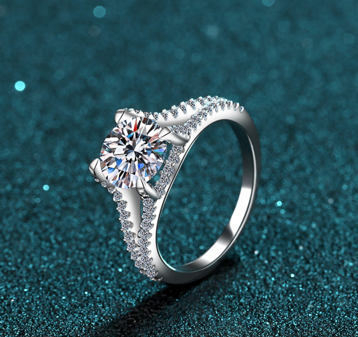 Round cut Moissanite Ring in 925 Sterling Silver 2ct