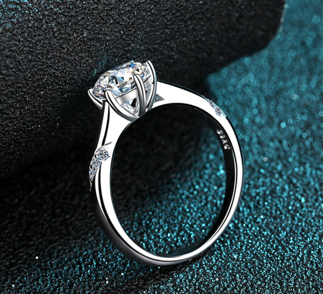 Round cut Moissanite Ring in 925 Sterling Silver 0.5ct 1ct 2ct