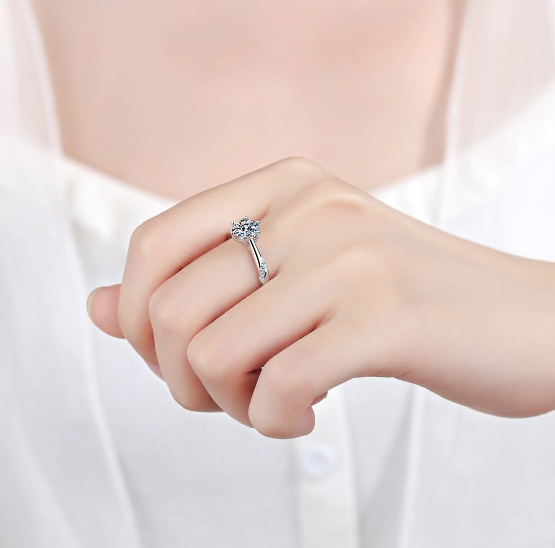 Round cut Moissanite Ring in 925 Sterling Silver 0.5ct 1ct 2ct