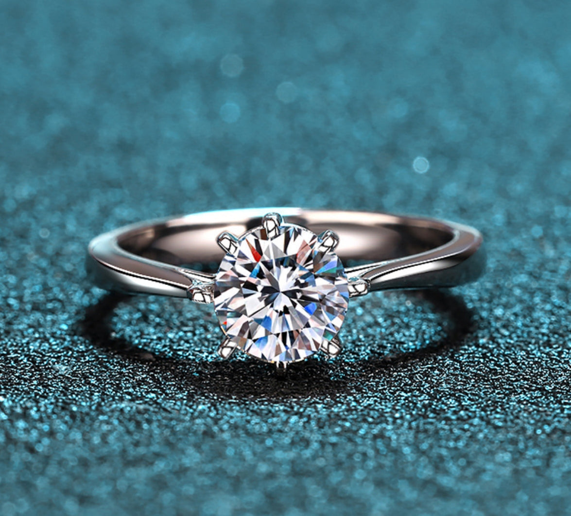Round cut Moissanite Ring in 925 Sterling Silver 1ct