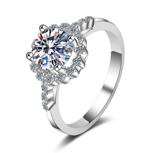 Round cut Moissanite Ring in 925 Sterling Silver 1ct